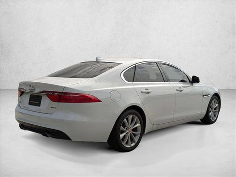 Used 2018 Jaguar XF Premium image 5