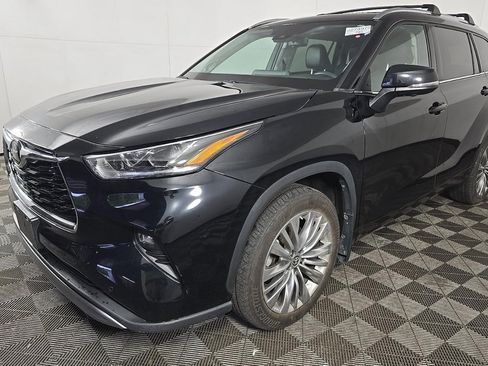 Used 2024 Toyota Highlander Platinum AWD/4WD image 3