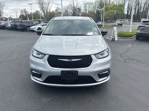 Used 2024 Chrysler Pacifica Touring-L image 2