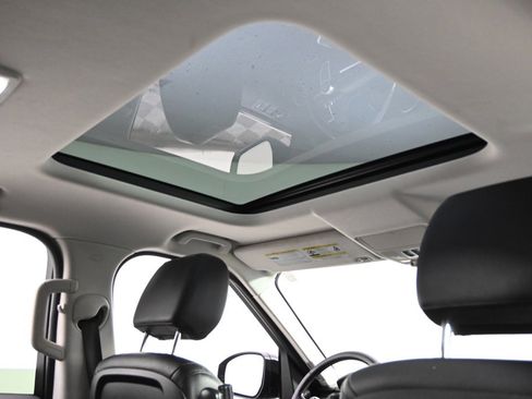 Used 2017 Land Rover Discovery HSE image 17