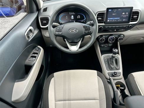 New 2025 Hyundai Venue SEL image 15