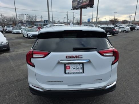 Used 2024 GMC Terrain SLT image 5