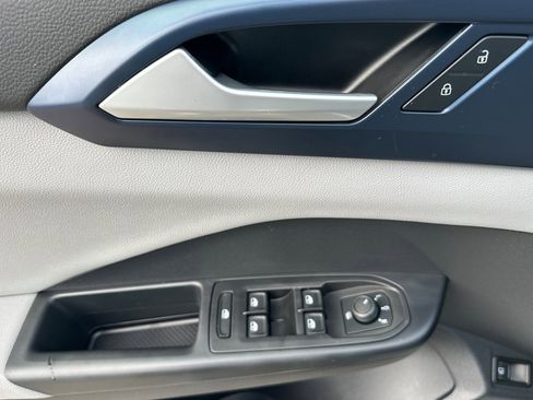 Certified 2022 Volkswagen Taos SE image 12