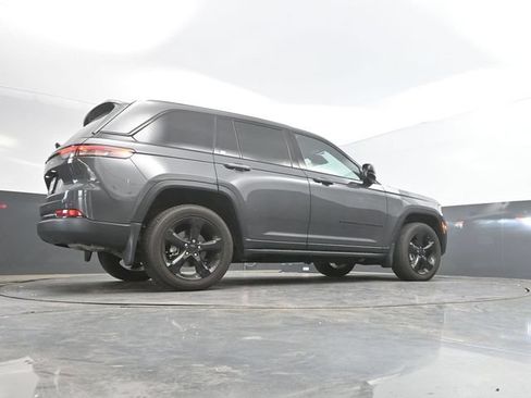 Used 2025 Jeep Grand Cherokee Altitude AWD/4WD image 44