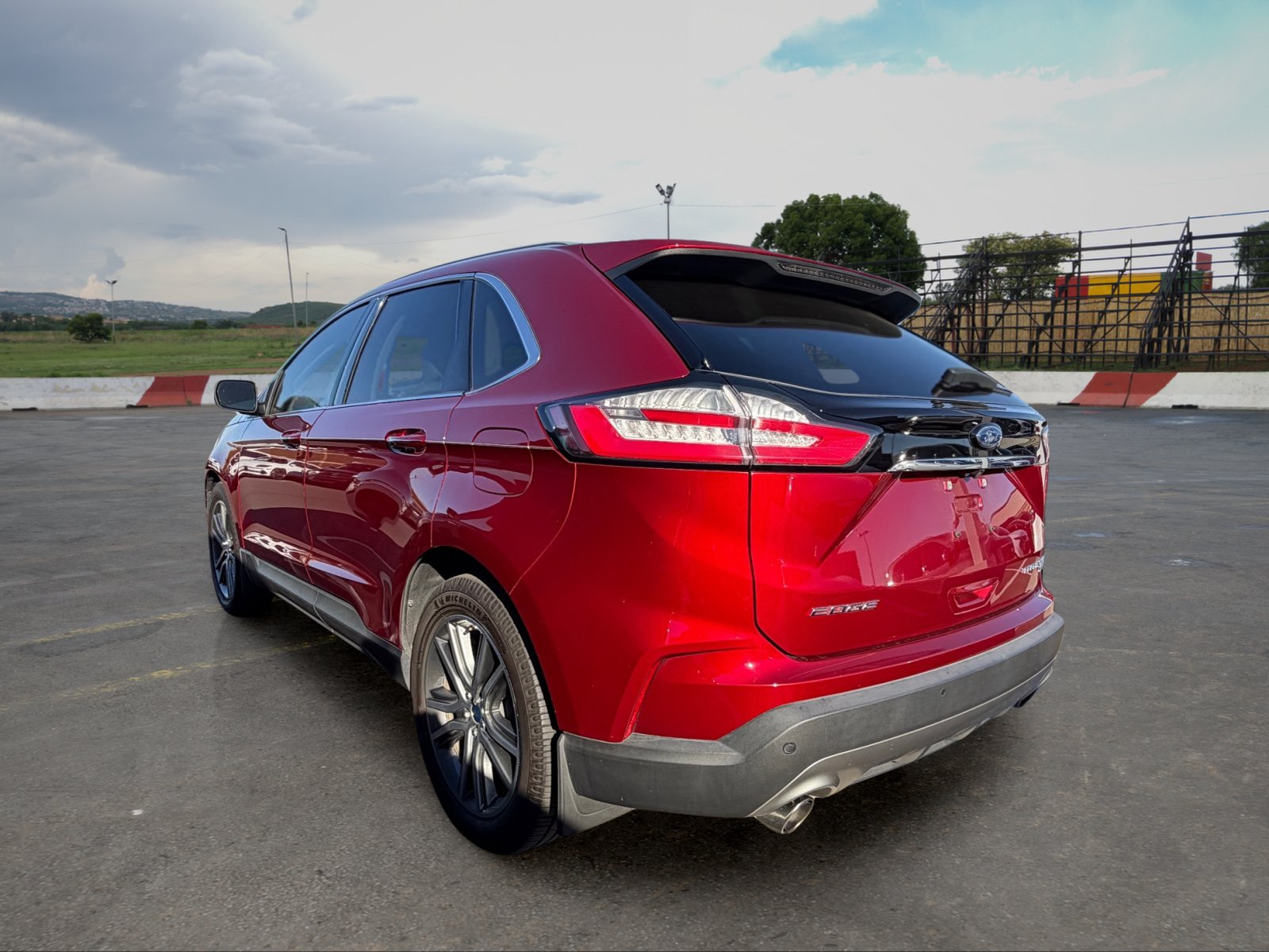 Used 2019 Ford Edge Titanium FWD image 4