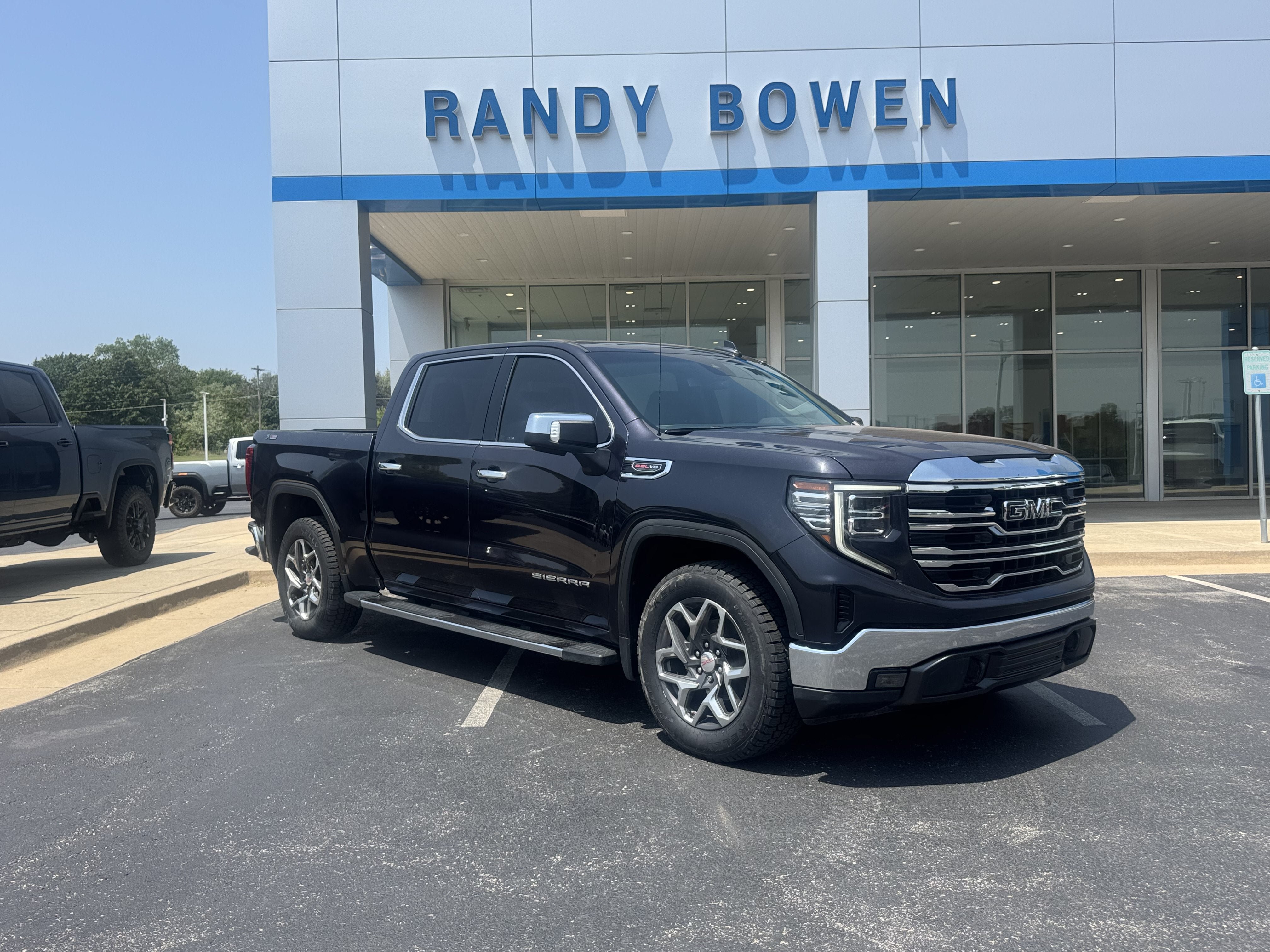 Used 2023 GMC Sierra 1500 SLT w/ SLT Premium Package AWD/4WD image 1