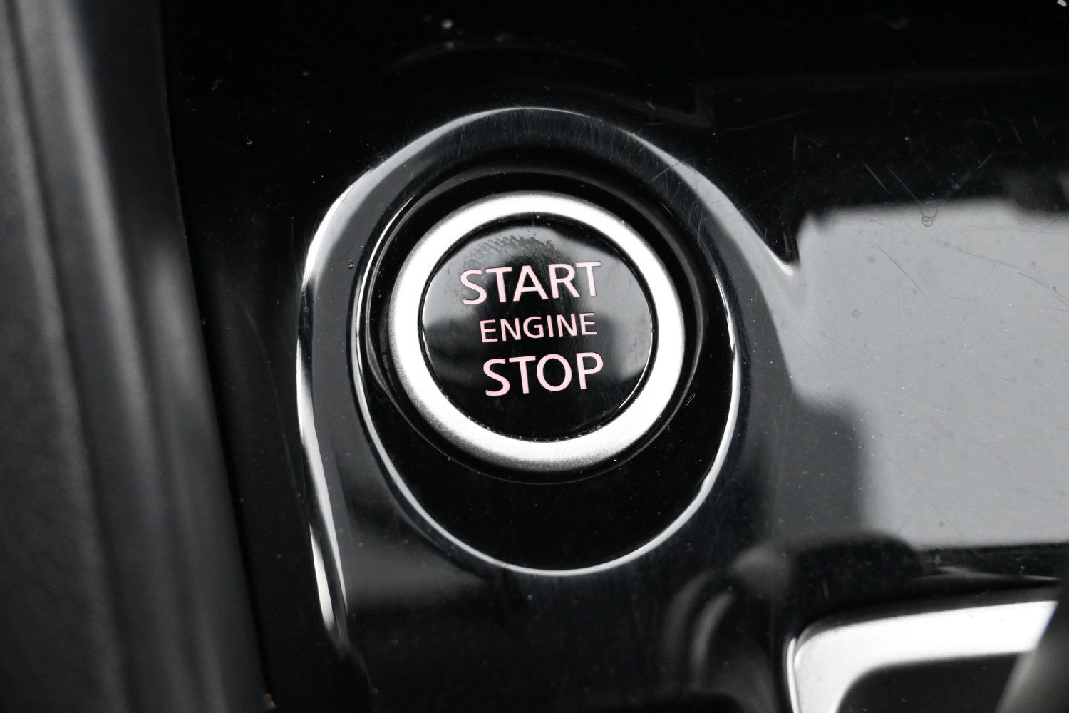 Used 2025 Nissan Versa SV FWD image 9