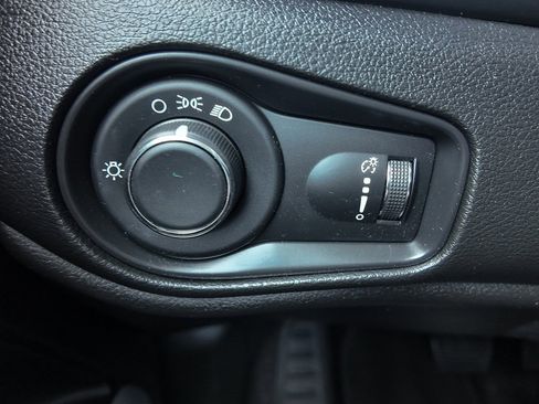 Used 2019 Jeep Renegade Sport image 11