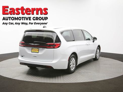 Used 2023 Chrysler Pacifica Touring-L image 39