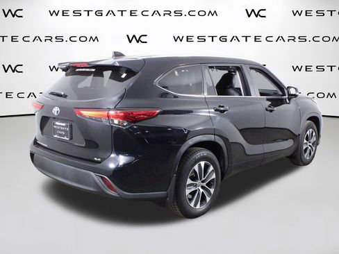 Used 2023 Toyota Highlander XLE FWD image 46
