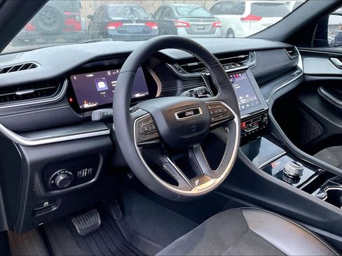 Used 2023 Jeep Grand Cherokee L Altitude image 15