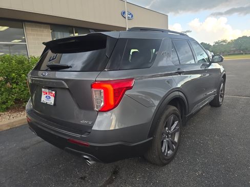 Used 2024 Ford Explorer XLT w/ Equipment Group 202A AWD/4WD image 2