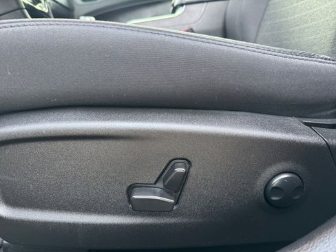 Used 2023 Chrysler 300 Touring w/ Sport Appearance Package image 15