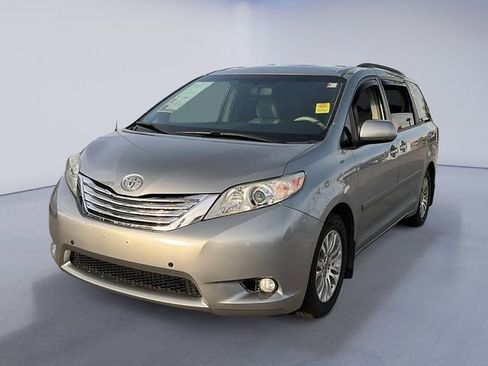 Used 2011 Toyota Sienna XLE image 1