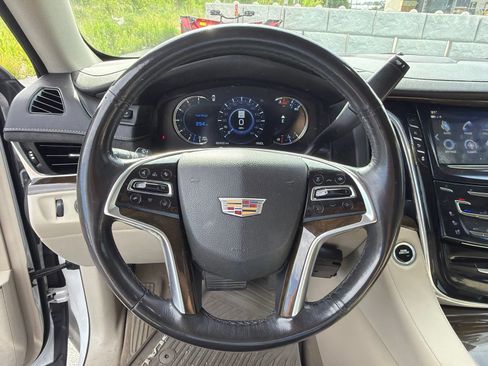 Used 2018 Cadillac Escalade Luxury AWD/4WD image 15