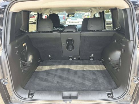 Used 2019 Jeep Renegade Latitude w/ Popular Equipment Group FWD image 28