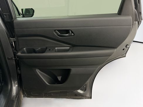 Used 2025 Nissan Pathfinder SV image 32