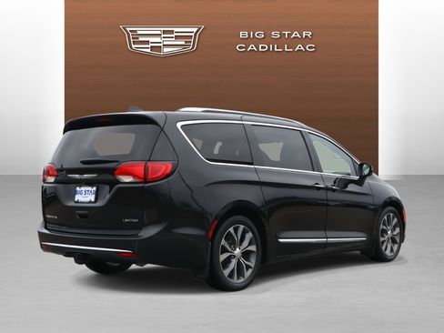 Used 2018 Chrysler Pacifica Limited image 5
