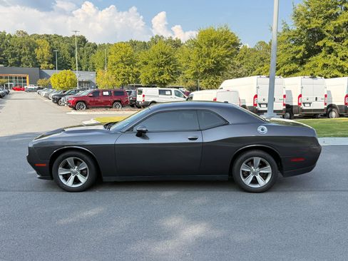 Used 2015 Dodge Challenger SXT RWD image 2