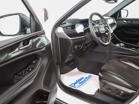 Used 2023 Jeep Grand Cherokee Altitude image 3