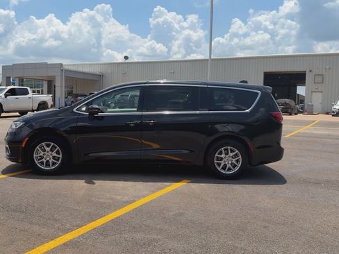 Used 2023 Chrysler Pacifica Touring-L FWD image 6