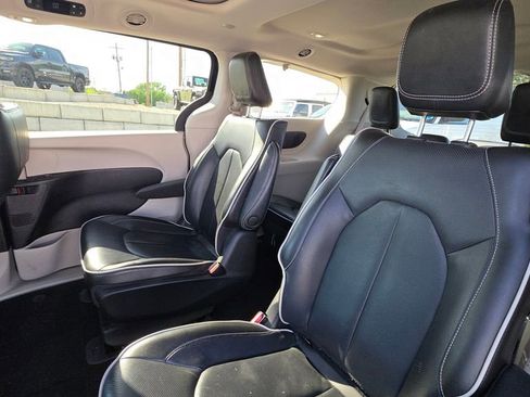 Used 2022 Chrysler Pacifica Limited image 13