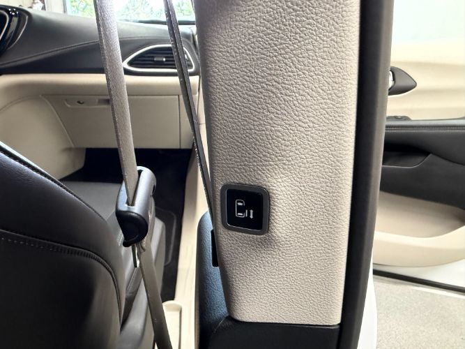 Used 2024 Chrysler Pacifica Limited FWD image 29