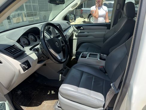 Used 2009 Volkswagen Routan SEL Premium FWD image 9