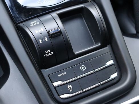 Used 2018 Porsche Cayenne Platinum Edition image 31