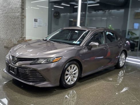 Used 2018 Toyota Camry LE w/ Convenience Package image 2