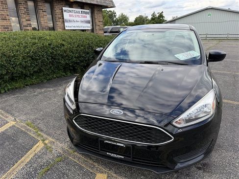 Used 2018 Ford Focus SE FWD image 2