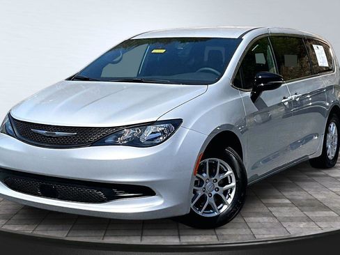 Used 2026 Chrysler Voyager LX FWD image 13