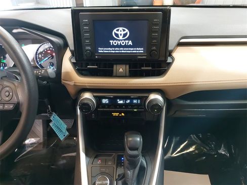 Used 2022 Toyota RAV4 LE image 19