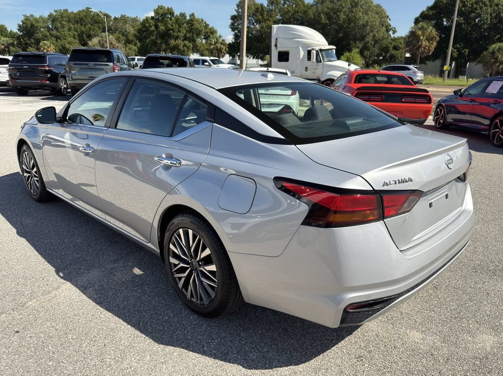 Used 2025 Nissan Altima 2.5 SV FWD image 7