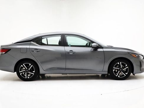 Used 2024 Nissan Sentra SV image 3