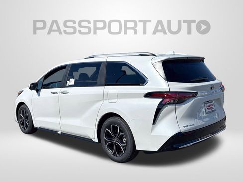 New 2026 Toyota Sienna Platinum image 3