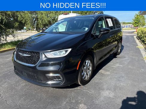 Used 2024 Chrysler Pacifica Touring-L FWD image 3