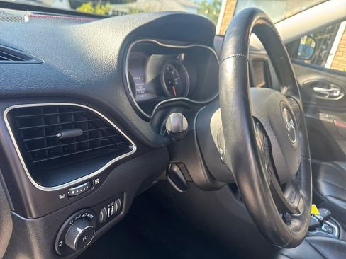 Used 2021 Jeep Cherokee Trailhawk AWD/4WD image 29