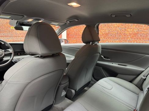 Used 2025 Hyundai Elantra SE image 24