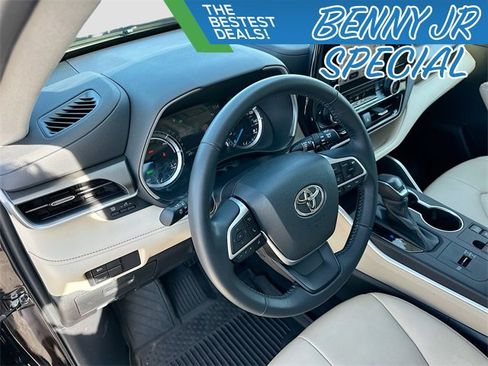 Used 2023 Toyota Highlander XLE image 9