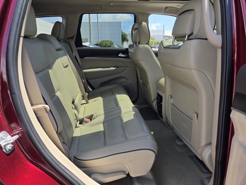 Used 2020 Jeep Grand Cherokee Overland AWD/4WD image 16