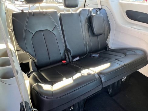 Certified 2024 Chrysler Pacifica Touring-L image 17