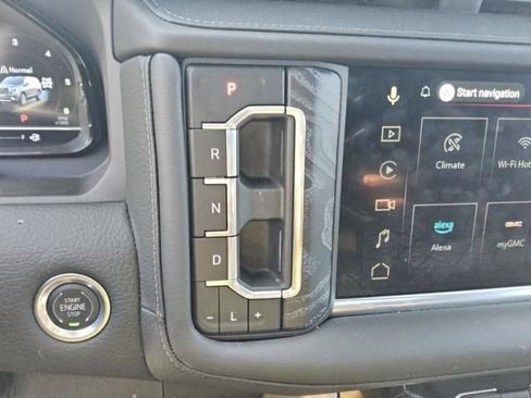 Used 2024 GMC Yukon XL Denali w/ Advanced Technology Package AWD/4WD image 4