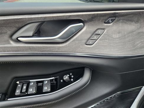 Used 2022 Jeep Grand Cherokee Overland w/ Advanced Protech Group III image 18