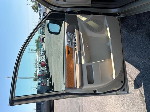Used 2010 Chrysler Town & Country Limited w/ Entertainment Group #3 FWD image 11