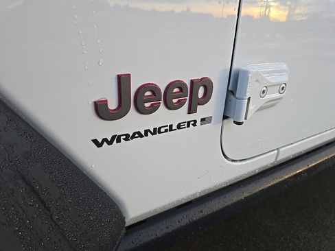 Used 2024 Jeep Wrangler Unlimited Rubicon image 32