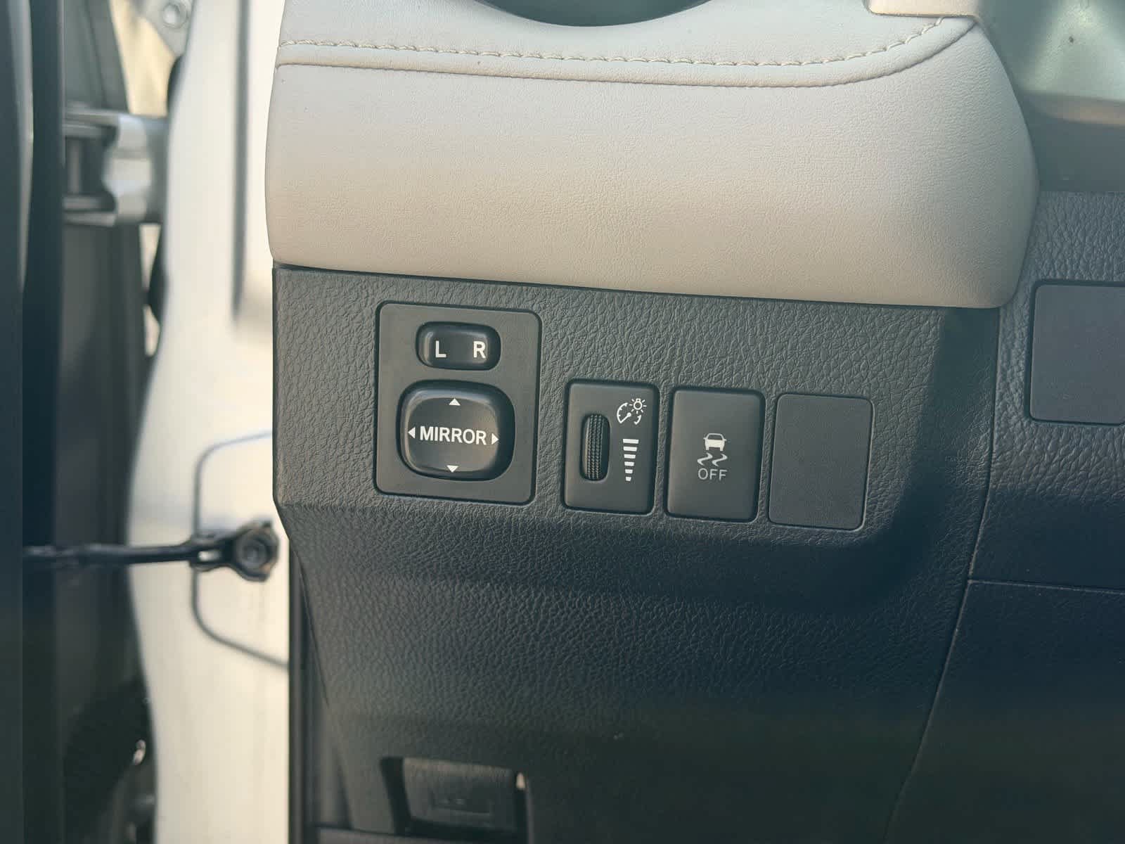 Used 2013 Toyota RAV4 XLE FWD image 26
