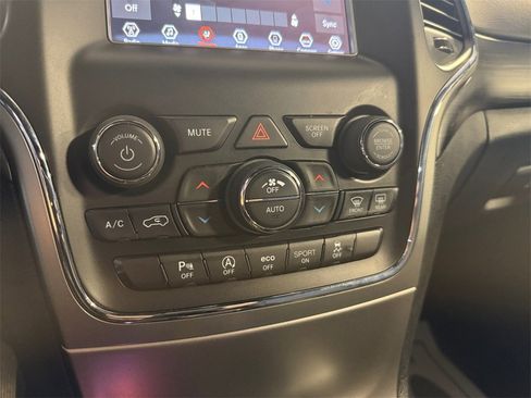 Used 2020 Jeep Grand Cherokee Laredo image 30