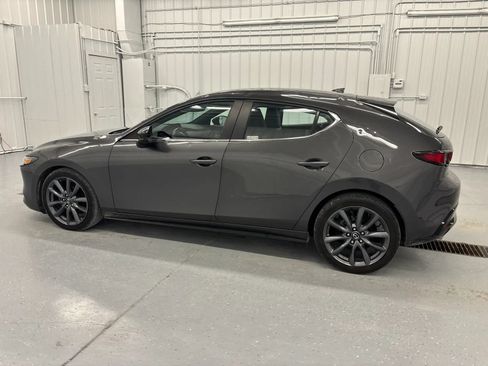 Used 2019 MAZDA MAZDA3 Hatchback w/ Preferred Package FWD image 3
