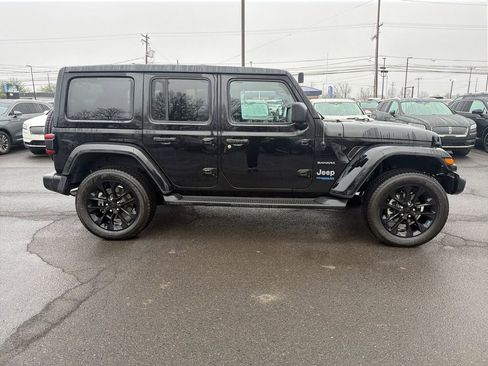 Used 2022 Jeep Wrangler Unlimited Sahara w/ Cold Weather Group AWD/4WD image 7